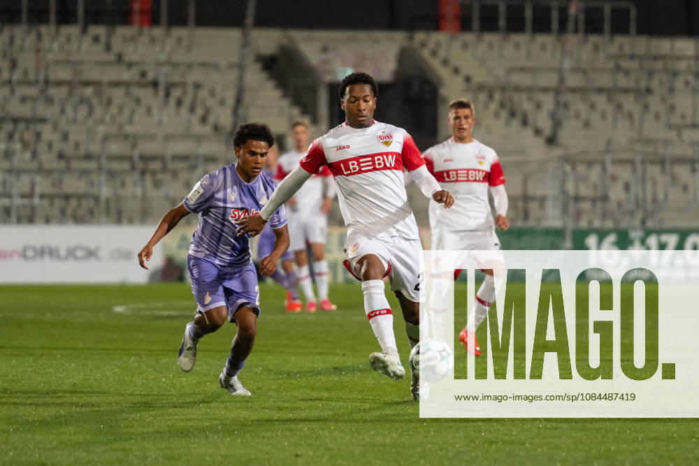 Fussball 3. Liga, VfB Stuttgart U23 - TSG Hoffenheim II, v.l. Tiago Poller (20, TSG Hoffenheim II) im Zweikampf mit Jarzinho Malanga (27, VfB Stuttgart II) Aspach