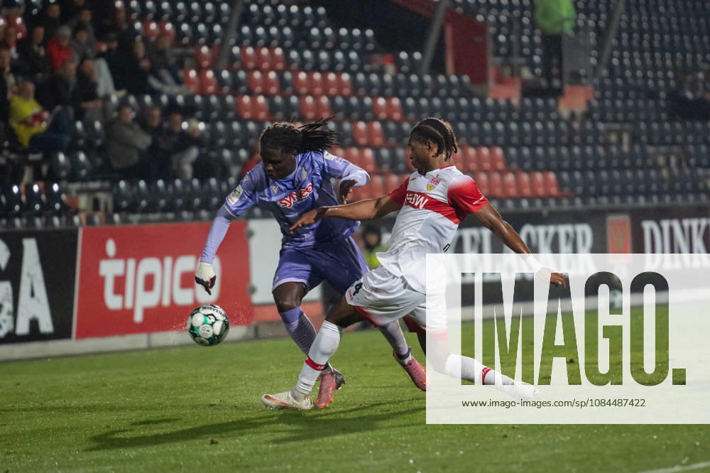 Fussball 3. Liga, VfB Stuttgart U23 - TSG Hoffenheim II, v.l. Blessing Makanda (17, TSG Hoffenheim II) im Zweikampf mit Joyeux Masanka Bungi (24, VfB Stuttgart II) Aspach