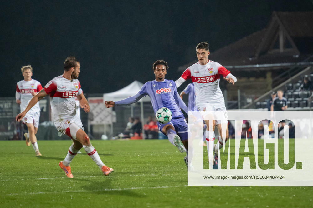 Fussball 3. Liga, VfB Stuttgart U23 - TSG Hoffenheim II, v.l. Dominik Nothnagel (29, VfB Stuttgart II), Jykese Fields (11, TSG Hoffenheim II) und Tim Köhler (13, VfB Stuttgart II) Aspach