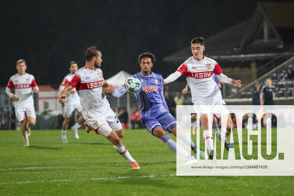Fussball 3. Liga, VfB Stuttgart U23 - TSG Hoffenheim II, v.l. Dominik Nothnagel (29, VfB Stuttgart II), Jykese Fields (11, TSG Hoffenheim II) und Tim Köhler (13, VfB Stuttgart II) Aspach