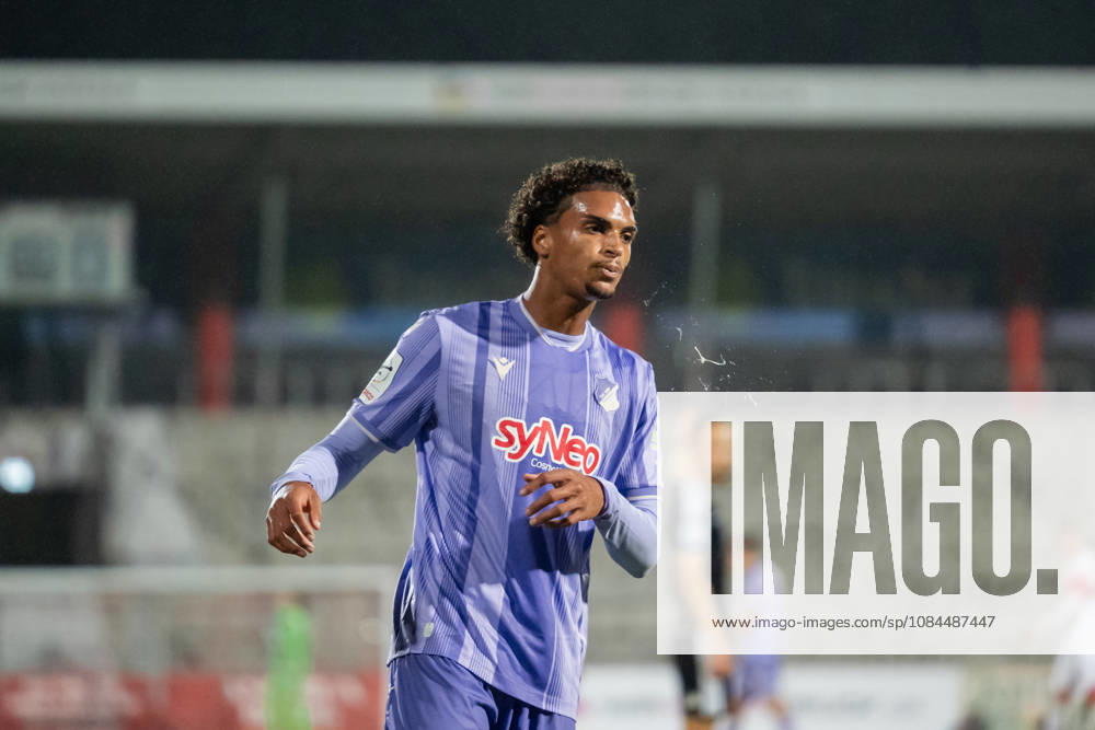 Fussball 3. Liga, VfB Stuttgart U23 - TSG Hoffenheim II, v.l. Jykese Fields (11, TSG Hoffenheim II) nach einer vergebenen Torchance Aspach