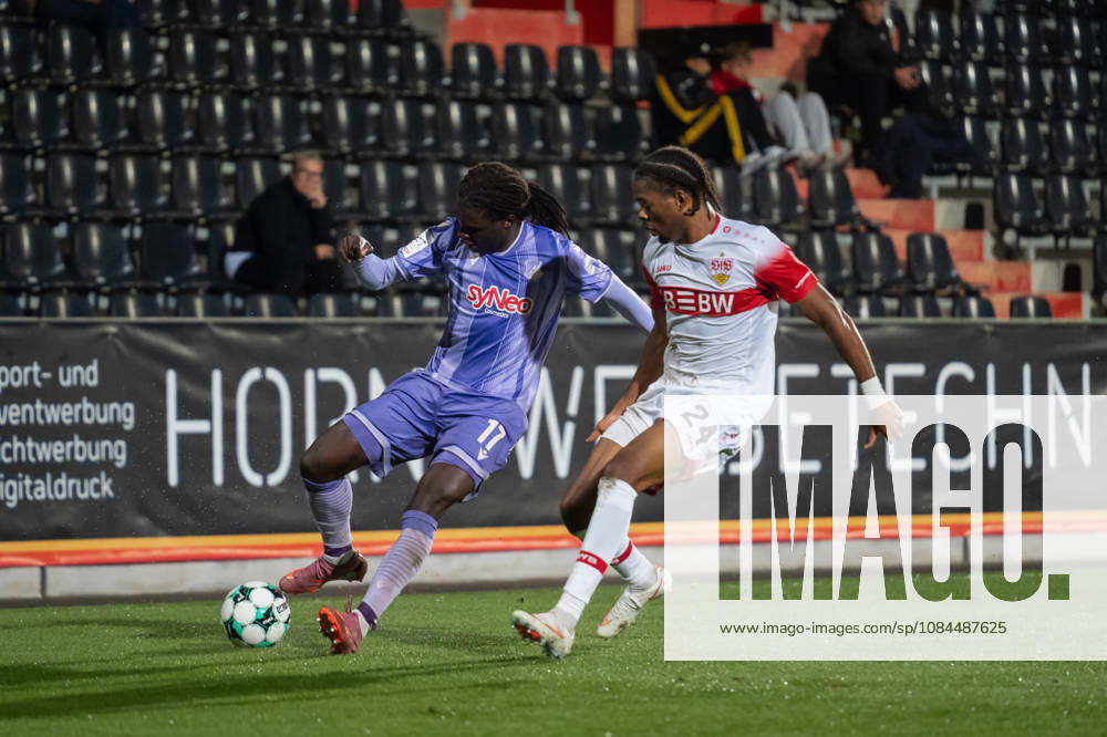Fussball 3. Liga, VfB Stuttgart U23 - TSG Hoffenheim II, v.l. Blessing Makanda (17, TSG Hoffenheim II) gegen Joyeux Masanka Bungi (24, VfB Stuttgart II) Aspach
