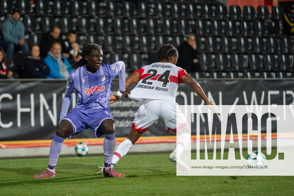 Fussball 3. Liga, VfB Stuttgart U23 - TSG Hoffenheim II, v.l. Blessing Makanda (17, TSG Hoffenheim II) gegen Joyeux Masanka Bungi (24, VfB Stuttgart II) Aspach