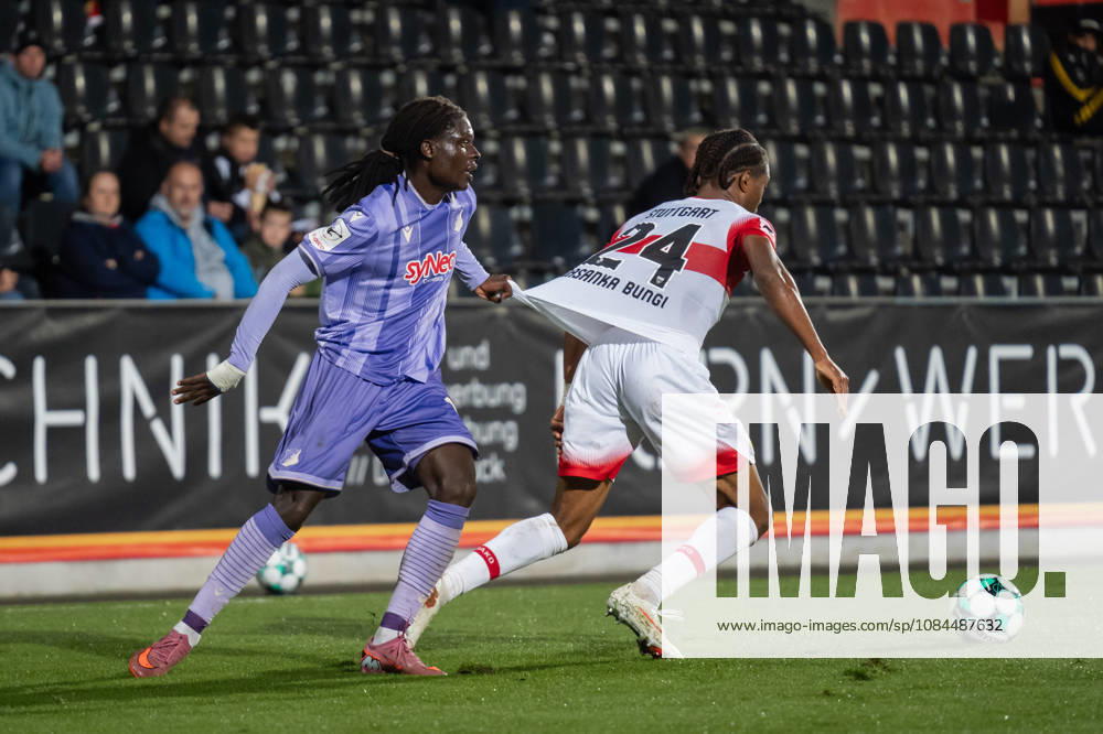 Fussball 3. Liga, VfB Stuttgart U23 - TSG Hoffenheim II, v.l. Blessing Makanda (17, TSG Hoffenheim II) gegen Joyeux Masanka Bungi (24, VfB Stuttgart II) Aspach