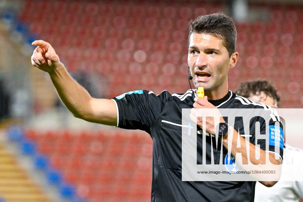 Andreas Dinger (Schiedsrichter, Referee) gibt Anweisungen, gestikuliert, mit den Armen gestikulieren, gives instructions, gesticulate, 13.10.2026, Unterhaching (Deutschland), Fussball, Regionalliga Bayern, SpVgg Unterhaching - TSV 1882 Landsberg