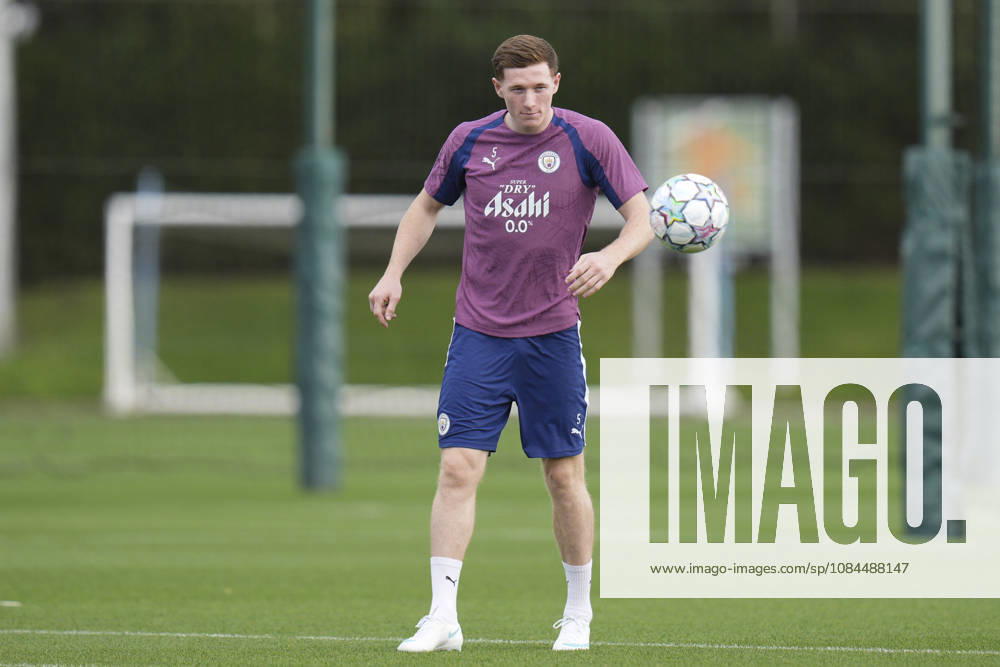 Manchester City Training, Champions League Elliot Anderson of Manchester City warms up during the training session ahead of UEFA Champions League matchday 2 vs Paris Saint-Germain, Manchester City at Joie Stadium, Etihad Campus, Manchester, England on 13 October 2026 Credit: Steve Flynn Every Second Media Editorial use only. All images are copyright Every Second Media Limited. No images may be reproduced without prior permission.
