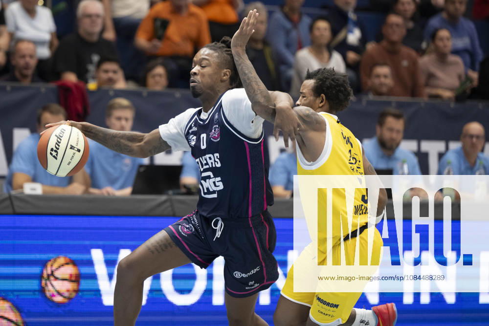ENBL - 2026 2027 - Syntainics MBC vs.Bristol Flyers Weissenfels, Deutschland 13.Oktober 2026: Im Bild:v. li. im Zweikampf Cam Holden (Bristol) und DeLonnie Hunt (Weissenfels) Weissenfels Stadthalle Sachsen-Anhalt Deutschland