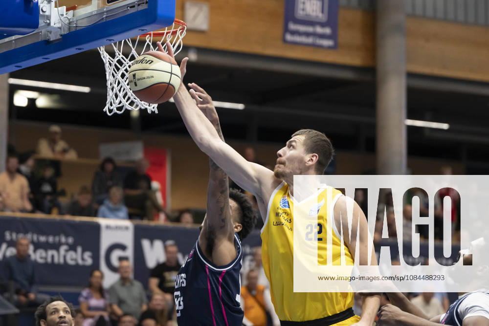 ENBL - 2026 2027 - Syntainics MBC vs.Bristol Flyers Weissenfels, Deutschland 13.Oktober 2026: Im Bild:v. li. im Zweikampf Zach Anderson (Bristol) und Borisa Simanic (Weissenfels) Weissenfels Stadthalle Sachsen-Anhalt Deutschland