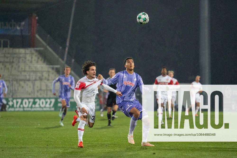 Fussball 3. Liga, VfB Stuttgart U23 - TSG Hoffenheim II, v.l. Veit Stange (31, VfB Stuttgart II) im Zweikampf mit Tristan Spranger (13, TSG Hoffenheim II) Aspach
