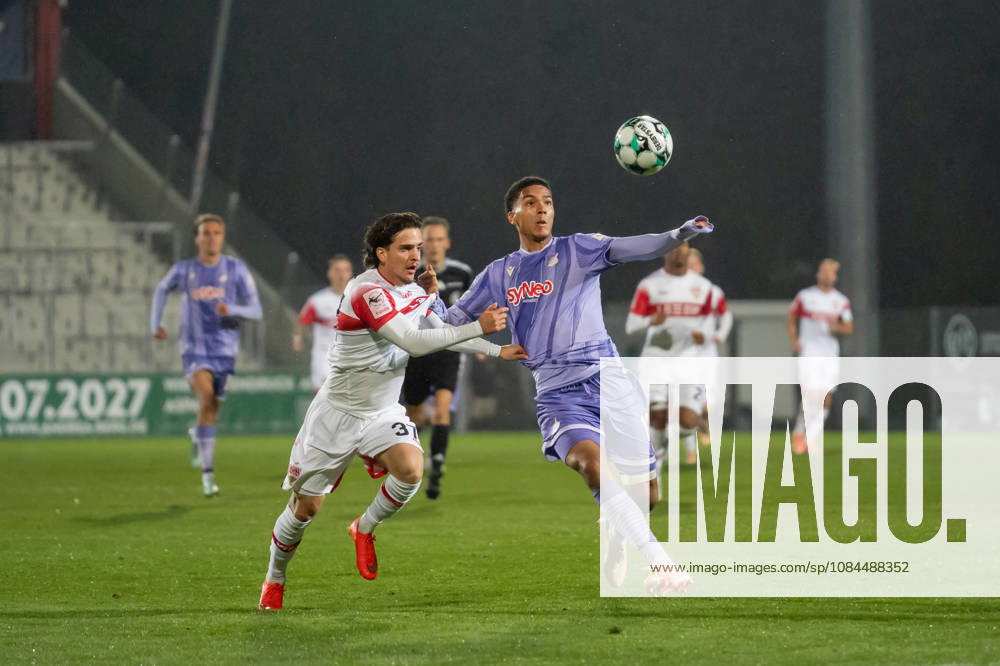 Fussball 3. Liga, VfB Stuttgart U23 - TSG Hoffenheim II, v.l. Veit Stange (31, VfB Stuttgart II) im Zweikampf mit Tristan Spranger (13, TSG Hoffenheim II) Aspach