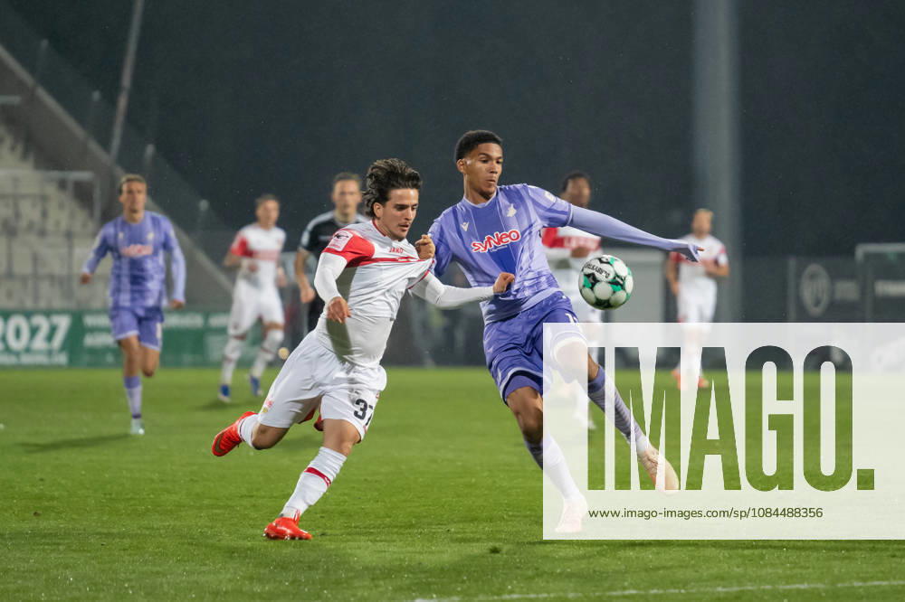 Fussball 3. Liga, VfB Stuttgart U23 - TSG Hoffenheim II, v.l. Veit Stange (31, VfB Stuttgart II) im Zweikampf mit Tristan Spranger (13, TSG Hoffenheim II) Aspach