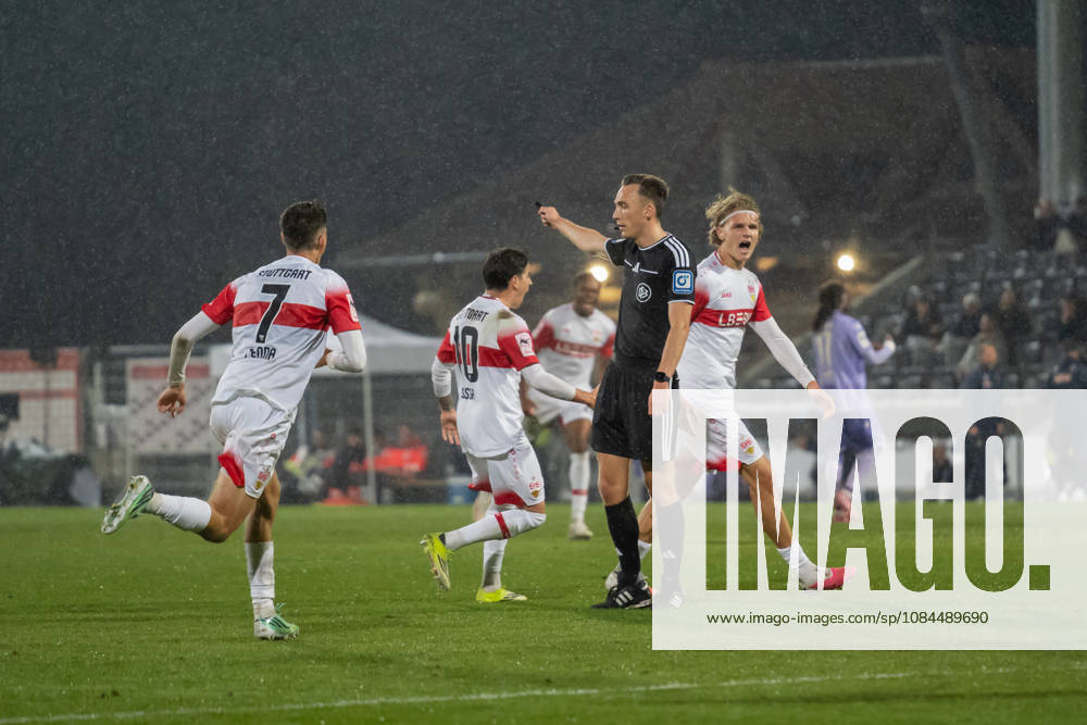 Fussball 3. Liga, VfB Stuttgart U23 - TSG Hoffenheim II, v.l. Torjubel von Lauri Penna (7, VfB Stuttgart II), Nicolas Sessa (10, VfB Stuttgart II) und Tim van der Leij (9, VfB Stuttgart II) nach dem 3:2 Treffer von Letztgenanntem Aspach