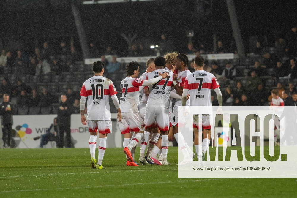 Fussball 3. Liga, VfB Stuttgart U23 - TSG Hoffenheim II, v.l. Torjubel nach dem Treffer zum 3:2 von Nicolas Sessa (10, VfB Stuttgart II), David Preu (37, VfB Stuttgart II), Jarzinho Malanga (27, VfB Stuttgart II), Joyeux Masanka Bungi (24, VfB Stuttgart II) und Lauri Penna (7, VfB Stuttgart II) Aspach