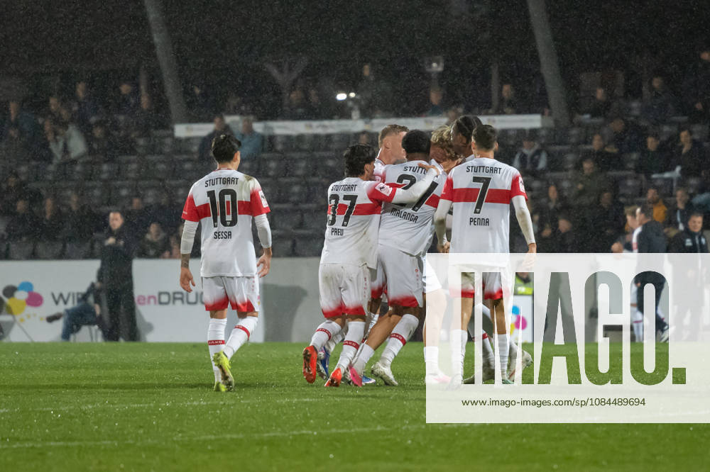 Fussball 3. Liga, VfB Stuttgart U23 - TSG Hoffenheim II, v.l. Torjubel nach dem Treffer zum 3:2 von Nicolas Sessa (10, VfB Stuttgart II), David Preu (37, VfB Stuttgart II), Jarzinho Malanga (27, VfB Stuttgart II), Joyeux Masanka Bungi (24, VfB Stuttgart II) und Lauri Penna (7, VfB Stuttgart II) Aspach