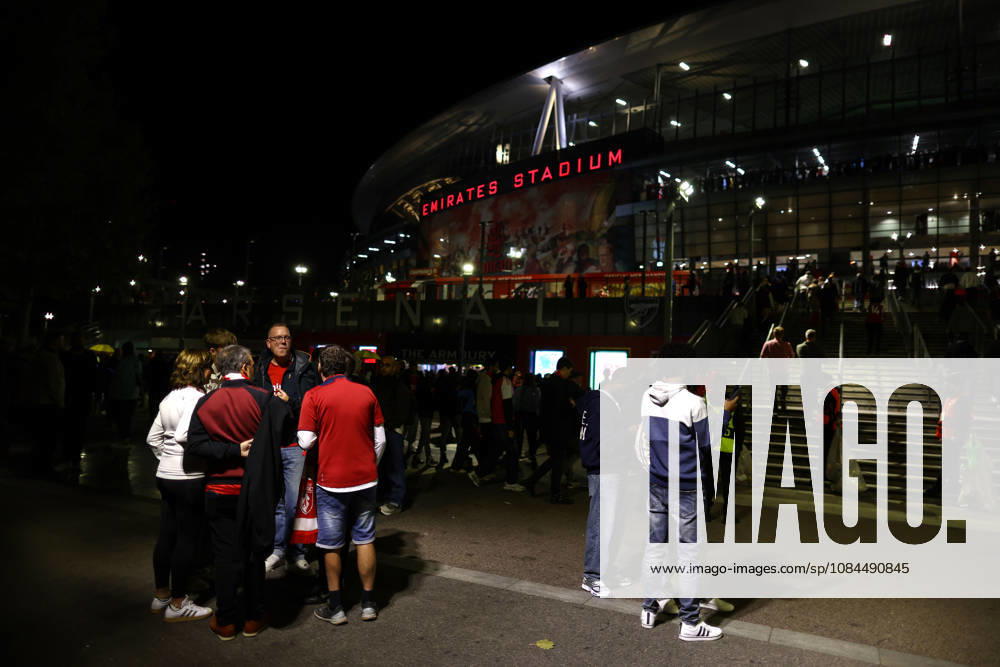 Arsenal v LOSC Lille 13 October 2026, London - UEFA Champions League - Arsenal v LOSC Lille - A general view (GV) of fans outside the Emirates Stadium - Photo: Jacques Feeney Offside. London UK