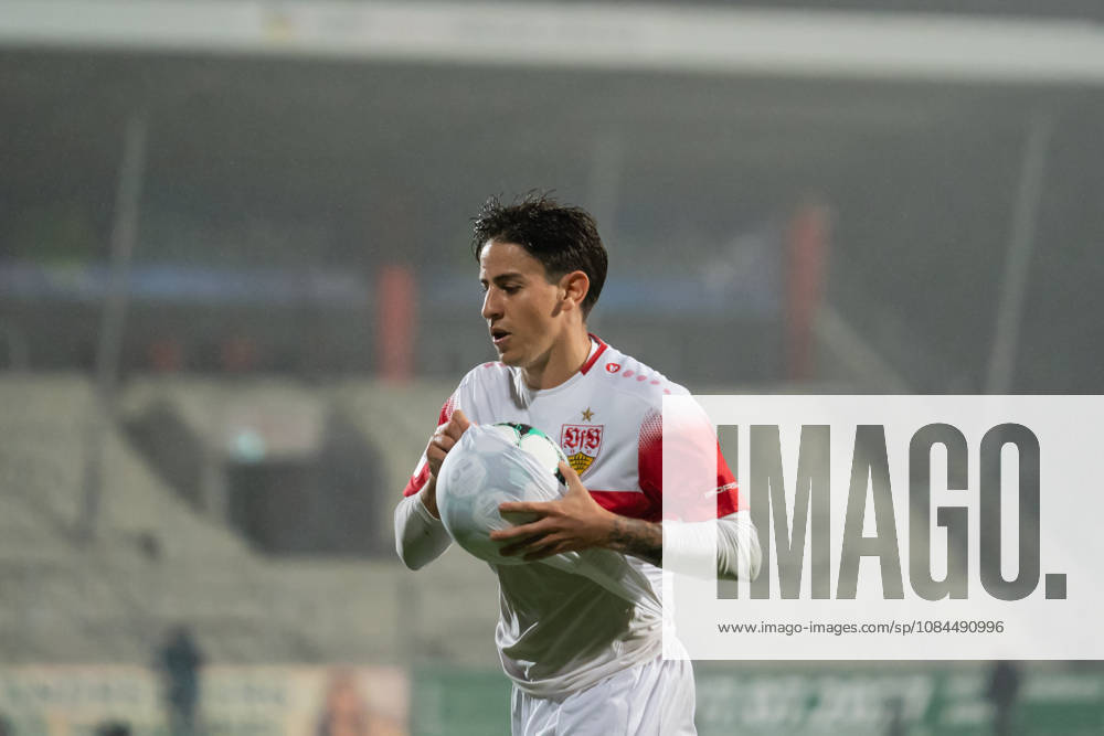 Fussball 3. Liga, VfB Stuttgart U23 - TSG Hoffenheim II, v.l. Nicolas Sessa (10, VfB Stuttgart II) bereitet einen Einwurf vor Aspach