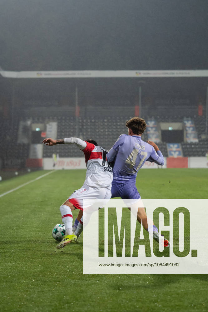 Fussball 3. Liga, VfB Stuttgart U23 - TSG Hoffenheim II, v.l. Nicolas Sessa (10, VfB Stuttgart II) im Zweikampf mit Maximilian Theuer (47, TSG Hoffenheim II) Aspach