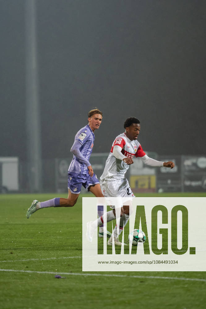 Fussball 3. Liga, VfB Stuttgart U23 - TSG Hoffenheim II, v.l. Luis Engelns (16, TSG Hoffenheim II) beobachtet das Dribbling von Jarzinho Malanga (27, VfB Stuttgart II) Aspach