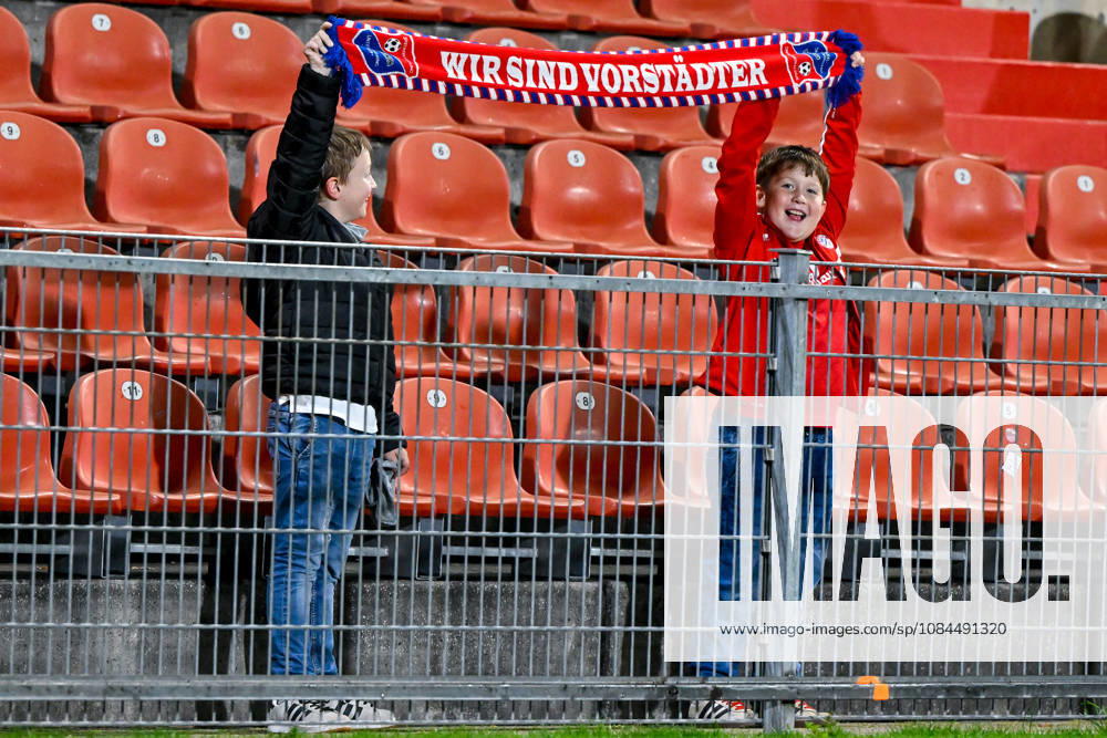 Zwein Kinder halten einen Unterhachinger Schal hoch, 13.10.2026, Unterhaching (Deutschland), Fussball, Regionalliga Bayern, SpVgg Unterhaching - TSV 1882 Landsberg