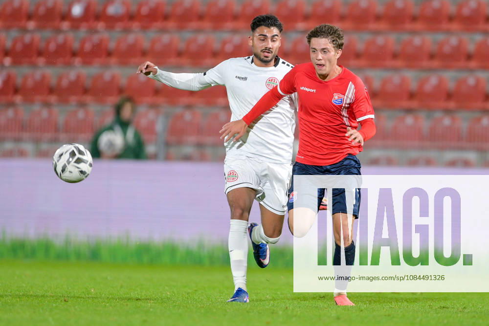 V.li.: Benito Alisanovic (Landsberg, 4) Samuel Weiss (Unterhaching, 17) im Zweikampf, Duell, duel, tackle, Dynamik, Action, Aktion, 13.10.2026, Unterhaching (Deutschland), Fussball, Regionalliga Bayern, SpVgg Unterhaching - TSV 1882 Landsberg