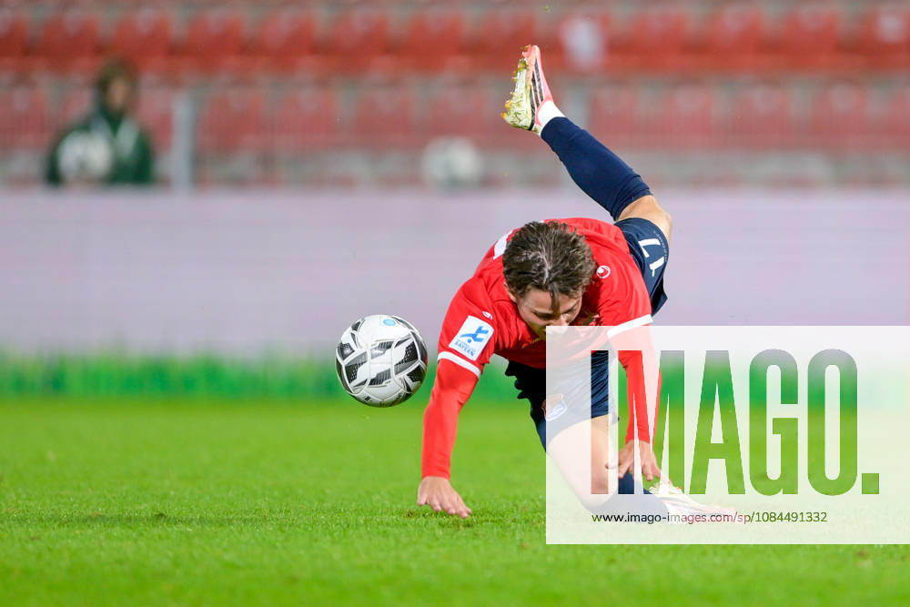 Samuel Weiss (Unterhaching, 17) kommt nach einem Foul zu Fall, Freisteller, Einzelbild, Aktion, Action, 13.10.2026, Unterhaching (Deutschland), Fussball, Regionalliga Bayern, SpVgg Unterhaching - TSV 1882 Landsberg