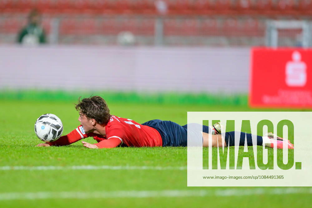 Samuel Weiss (Unterhaching, 17) liegt nach einem Foul am Boden, Freisteller, Einzelbild, Aktion, Action, 13.10.2026, Unterhaching (Deutschland), Fussball, Regionalliga Bayern, SpVgg Unterhaching - TSV 1882 Landsberg
