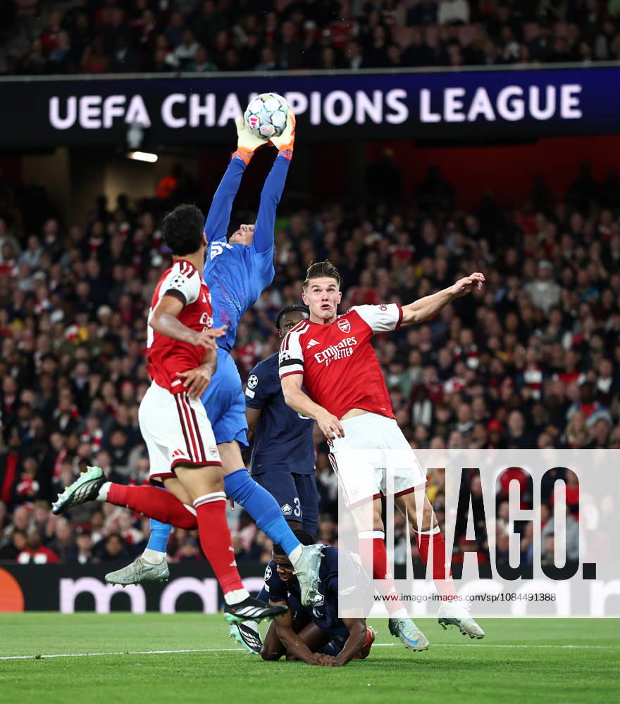 London, England, 13th October 2026. Berke Ozer of LOSC Lille collects the ball as Viktor Gyokeres of Arsenal waits for the fumble during the Arsenal vs LOSC Lille UEFA Champions League match at the Emirates Stadium, London. Picture credit should read: David Klein Sportimage . SPI_023_DK_Arsenal_Lille SPI-5065-0024
