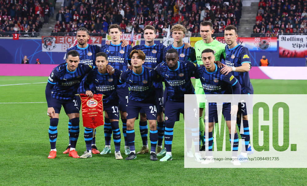 RB Leipzig - PSV Eindhoven Champions League Leipzig, 13.10.2026, Red Bull Arena, Fussball, UEFA Champions League , Gruppenphase, 2.Spieltag, RB Leipzig vs. PSV Eindhoven , Im Bild: Begrüßung Einlauf der Mannschaften. Teamfoto PSV Eindhoven , Nur zur redaktionellen Nutzung. Only editorial use. , UEFA regulations prohibit any use of photographs as image sequences and or quasi-video. ,