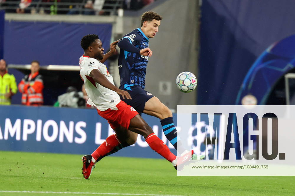 Deutschland: Fußball - UEFA Champions League - Saison 2026 - 2027, 2. Spieltag - RB Leipzig gegen PSV Eindhoven, Red Bull Arena (Leipzig): Zweikampf von Ridle Baku (RB Leipzig, 17) und Ruben van Bommel (PSV Eindhoven, 7)
