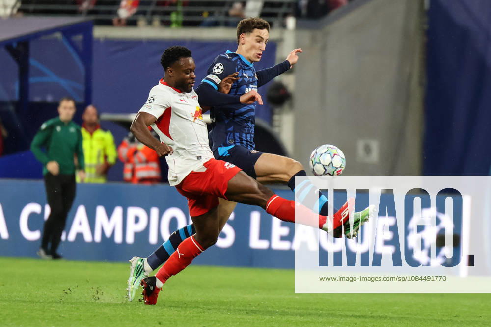Deutschland: Fußball - UEFA Champions League - Saison 2026 - 2027, 2. Spieltag - RB Leipzig gegen PSV Eindhoven, Red Bull Arena (Leipzig): Zweikampf von Ridle Baku (RB Leipzig, 17) und Ruben van Bommel (PSV Eindhoven, 7)