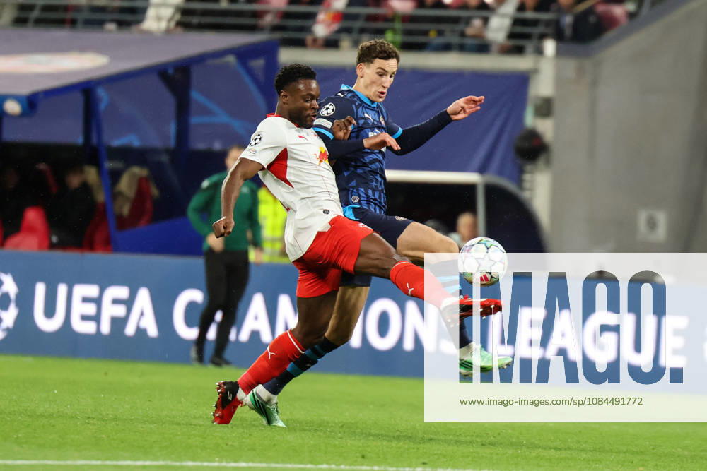 Deutschland: Fußball - UEFA Champions League - Saison 2026 - 2027, 2. Spieltag - RB Leipzig gegen PSV Eindhoven, Red Bull Arena (Leipzig): Zweikampf von Ridle Baku (RB Leipzig, 17) und Ruben van Bommel (PSV Eindhoven, 7)