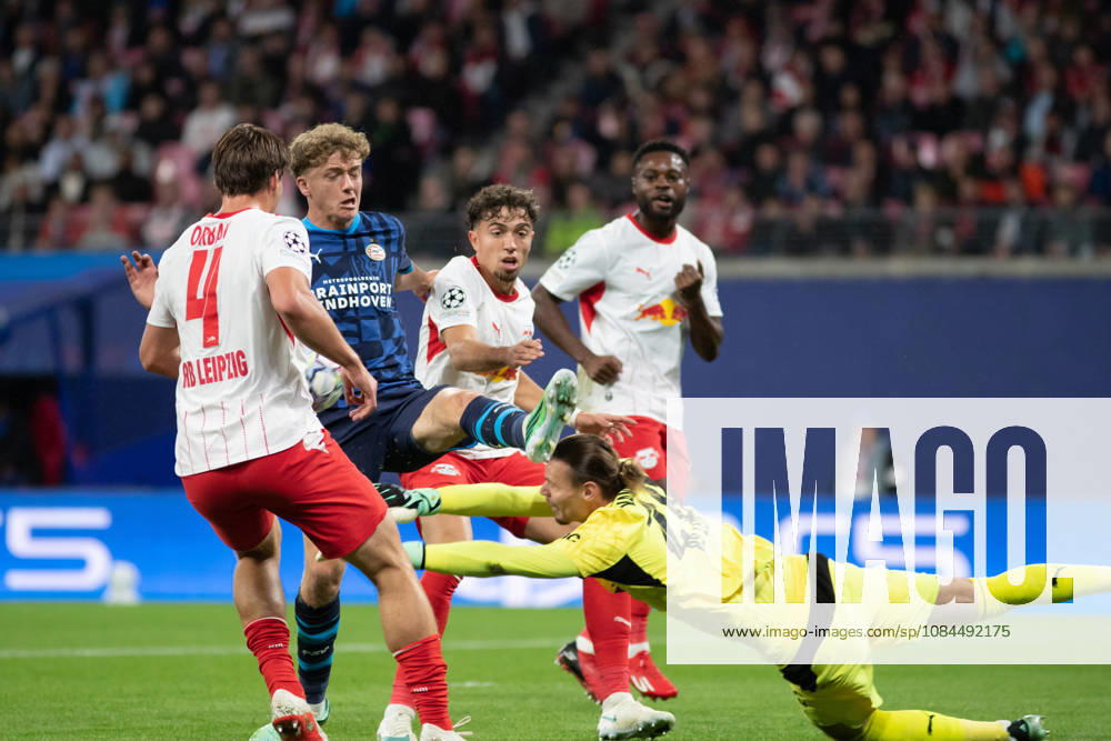 UEFA Champions League: RB Leipzig vs. PSV Eindhoven, 13.10.26 Torwart Maarten Vandevoordt (26, RB Leipzig) klärt gegen Sven Mijnans (21, PSV Eindhoven). Fußball, UEFA Champions League, Saison 2026 2027: RB Leipzig vs. PSV Eindhoven am 13.10.2026 in der Red Bull Arena, Leipzig.