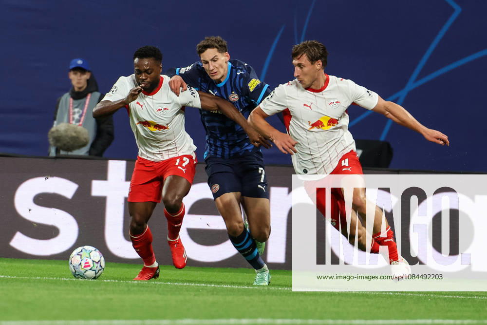 Deutschland: Fußball - UEFA Champions League - Saison 2026 - 2027, 2. Spieltag - RB Leipzig gegen PSV Eindhoven, Red Bull Arena (Leipzig): Zweikampf von Ridle Baku (RB Leipzig, 17) und Ruben van Bommel (PSV Eindhoven, 7)