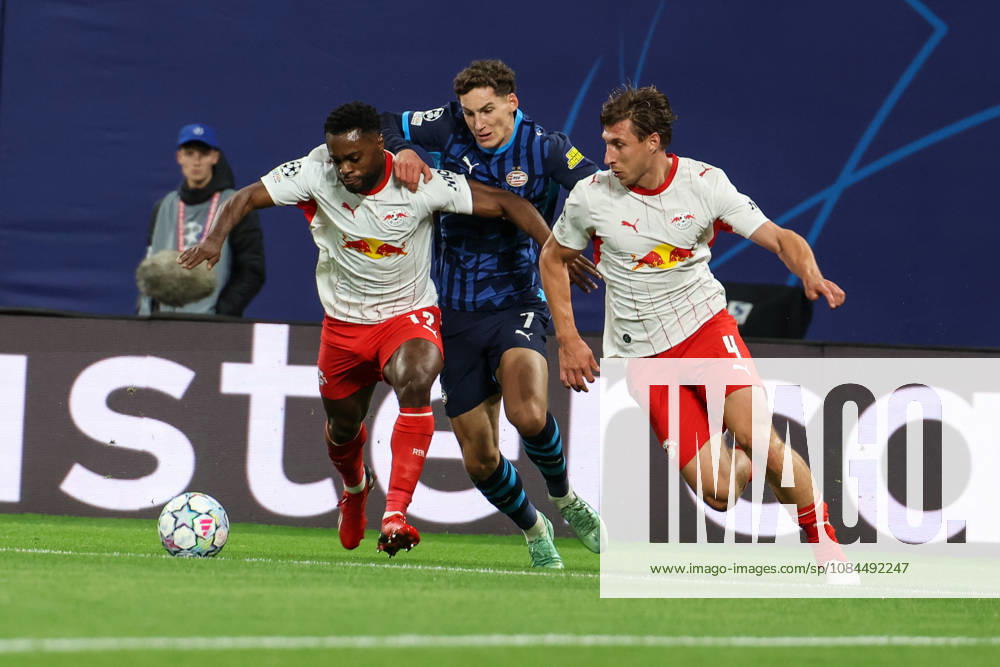 Deutschland: Fußball - UEFA Champions League - Saison 2026 - 2027, 2. Spieltag - RB Leipzig gegen PSV Eindhoven, Red Bull Arena (Leipzig): Zweikampf von Ridle Baku (RB Leipzig, 17) und Ruben van Bommel (PSV Eindhoven, 7)