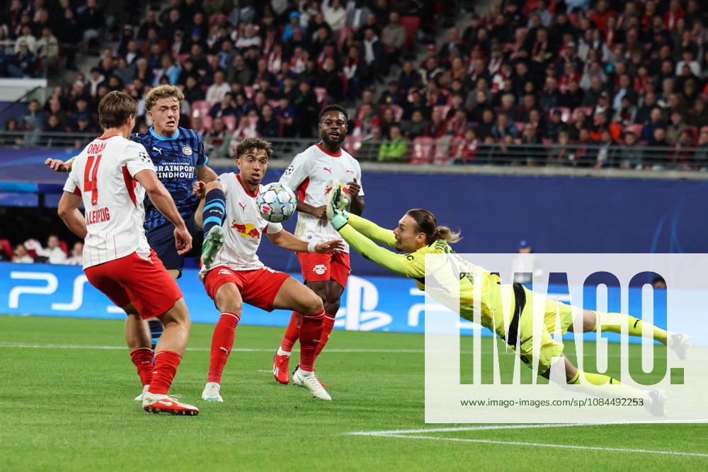 Deutschland: Fußball - UEFA Champions League - Saison 2026 - 2027, 2. Spieltag - RB Leipzig gegen PSV Eindhoven, Red Bull Arena (Leipzig): Rettungstat von Maarten Vandevoordt (RB Leipzig, 26)