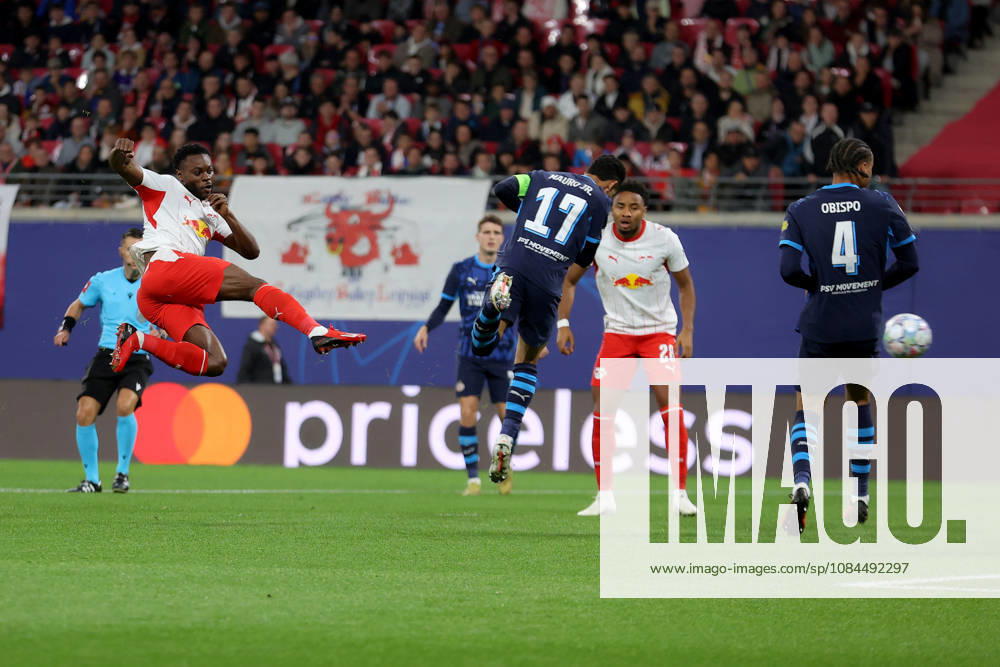 Fussball, UEFA Champions League, RB Leipzig - PSV Eindhoven, v.l. Ridle Baku (RB Leipzig) Torchance Volley Mauro Junior (PSV Eindhoven) Leipzig