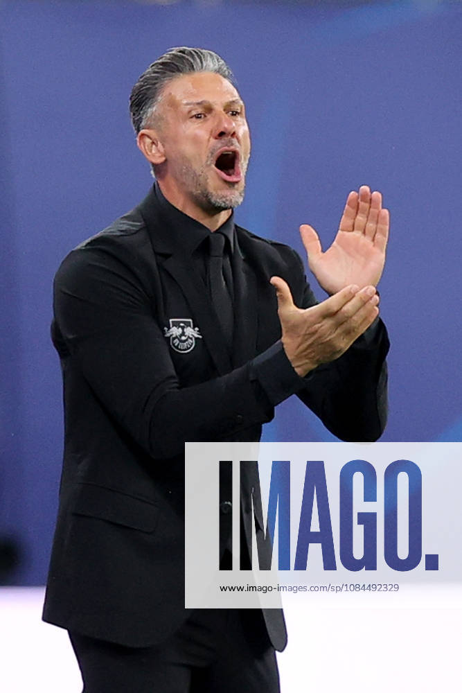Fussball, UEFA Champions League, RB Leipzig - PSV Eindhoven, v.l. Trainer Coach Martin Demichelis (RB Leipzig) gibt Anweisungen, gestikuliert, mit den Armen gestikulieren gives instructions, gesticulate Leipzig