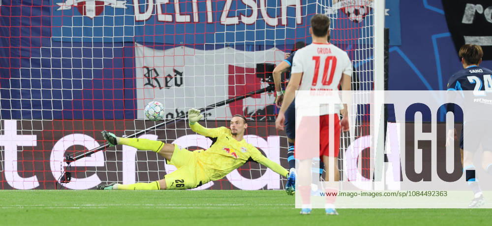 RB Leipzig - PSV Eindhoven Champions League Leipzig, 13.10.2026, Red Bull Arena, Fussball, UEFA Champions League , Gruppenphase, 2.Spieltag, RB Leipzig vs. PSV Eindhoven , Im Bild: Torwart Maarten Vandevoordt (26, RB Leipzig) pariert einen Elfmeter. , Nur zur redaktionellen Nutzung. Only editorial use. , UEFA regulations prohibit any use of photographs as image sequences and or quasi-video. ,