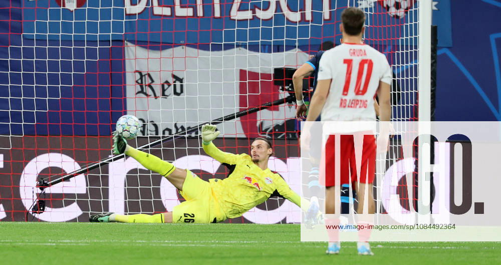 RB Leipzig - PSV Eindhoven Champions League Leipzig, 13.10.2026, Red Bull Arena, Fussball, UEFA Champions League , Gruppenphase, 2.Spieltag, RB Leipzig vs. PSV Eindhoven , Im Bild: Torwart Maarten Vandevoordt (26, RB Leipzig) pariert einen Elfmeter. , Nur zur redaktionellen Nutzung. Only editorial use. , UEFA regulations prohibit any use of photographs as image sequences and or quasi-video. ,