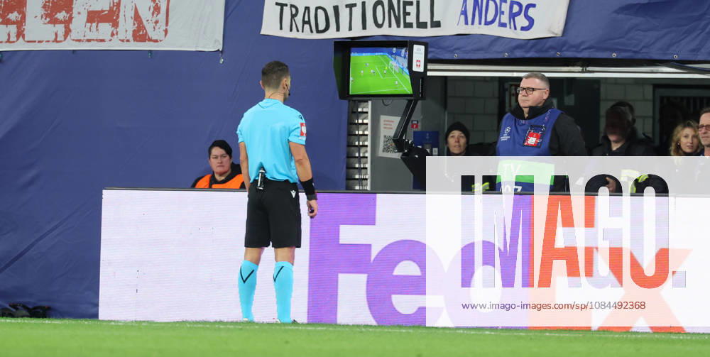RB Leipzig - PSV Eindhoven Champions League Leipzig, 13.10.2026, Red Bull Arena, Fussball, UEFA Champions League , Gruppenphase, 2.Spieltag, RB Leipzig vs. PSV Eindhoven , Im Bild: Schiedsrichter Nicholas Walsh, Videobeweis, Videoassistent, Video-assistent, VAR, review area , Nur zur redaktionellen Nutzung. Only editorial use. , UEFA regulations prohibit any use of photographs as image sequences and or quasi-video. ,