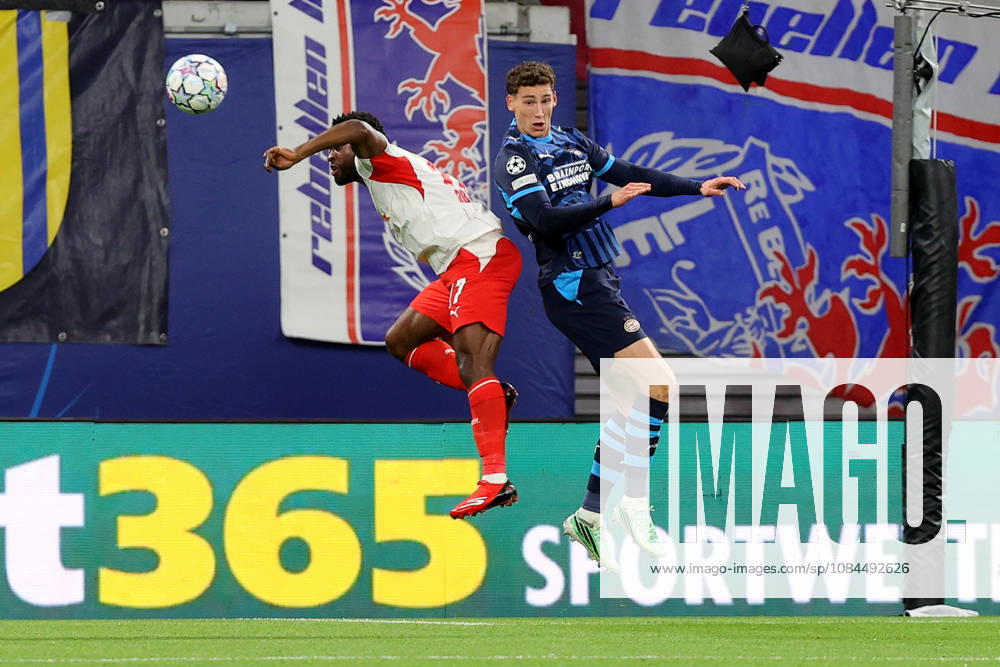 Fussball, UEFA Champions League, RB Leipzig - PSV Eindhoven, v.l. Ridle Baku (RB Leipzig) Ruben van Bommel (PSV Eindhoven) Zweikampf, Aktion, action, battle for the ball Handspiel das zum Elfmeter führte Leipzig