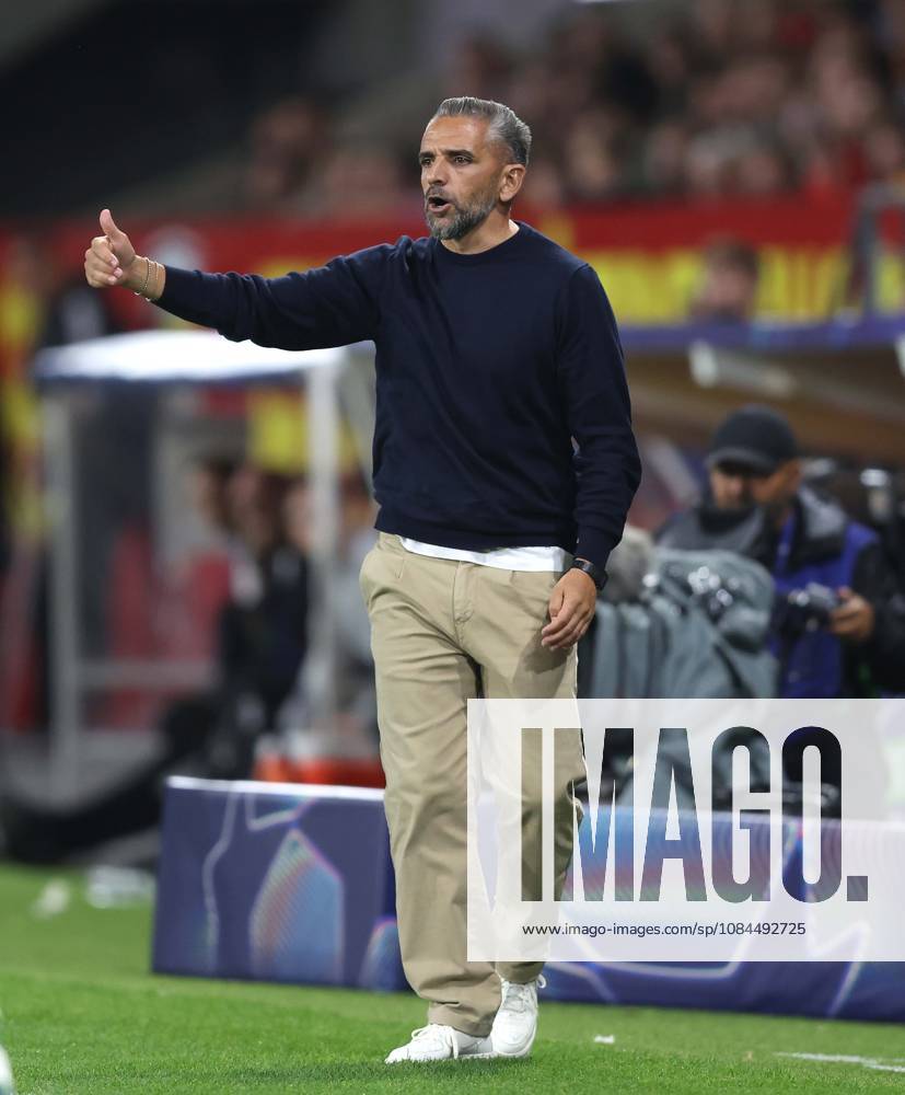 UEFA Champions League - RC Lens v Sporting Club de Portugal LENS, FRANCE, OCTOBER 13: Rui Borges Manager of Sporting CP points out instructions to his players during the UEFA Champions League 2026 27 League Phase MD2 match between RC Lens and Sporting Club de Portugal at Stade Bollaert-Delelis on October 13, 2026 in Lens, France. (Photo by Daniel Weir) Lens Stade Bollaert-Delelis France