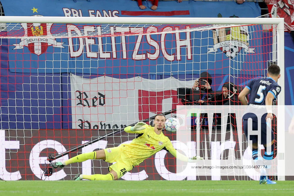 Fussball, UEFA Champions League, RB Leipzig - PSV Eindhoven, v.l. Maarten Vandevoordt (RB Leipzig) hält den Elfmeter von Ivan Perisic (PSV Eindhoven) Leipzig