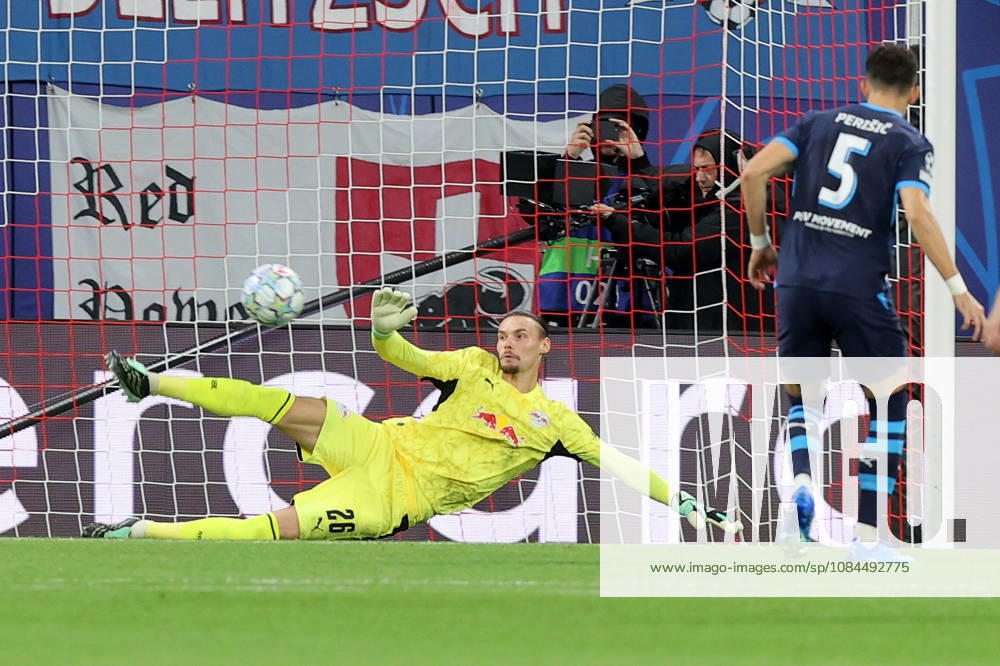 Fussball, UEFA Champions League, RB Leipzig - PSV Eindhoven, v.l. Maarten Vandevoordt (RB Leipzig) hält den Elfmeter von Ivan Perisic (PSV Eindhoven) Leipzig