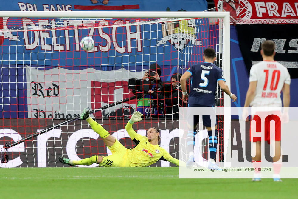 Fussball, UEFA Champions League, RB Leipzig - PSV Eindhoven, v.l. Maarten Vandevoordt (RB Leipzig) hält den Elfmeter von Ivan Perisic (PSV Eindhoven) Leipzig