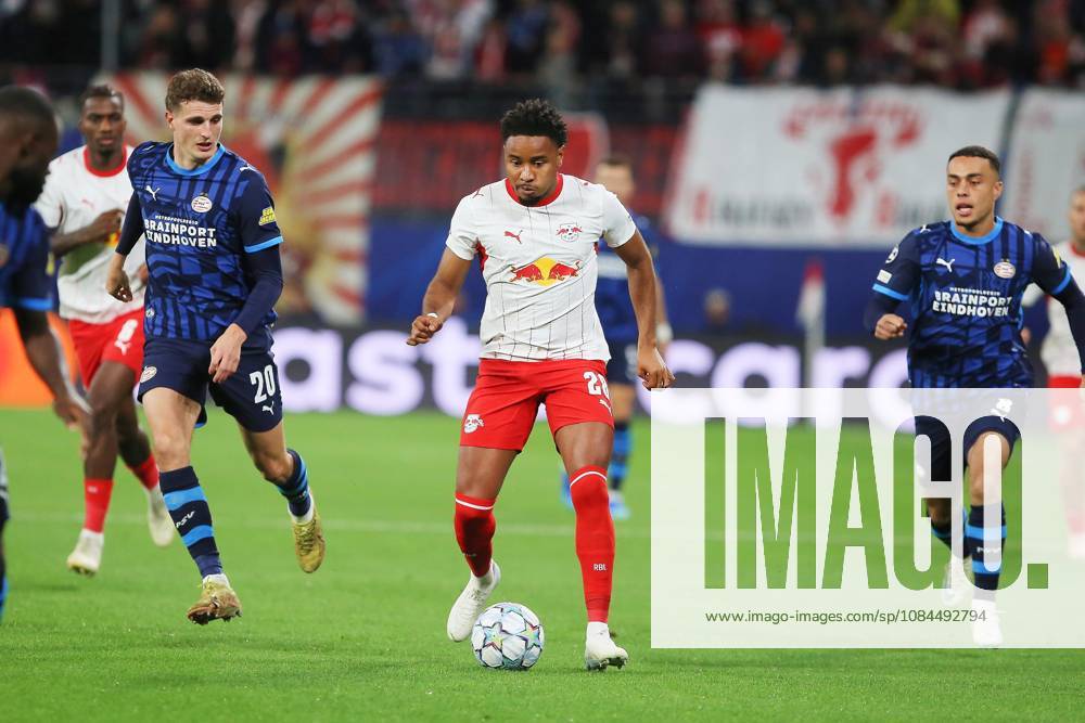 Leipzig, Sachsen, Deutschland, 13.10.2026: Red-Bull-Arena: UEFA Champions League 2026 27: RB Leipzig - PSV Eindhoven: L-R: Guus Til (20, Eindhoven), Christopher Nkunku (28, RBL), Sergino Dest (8, Eindhoven)