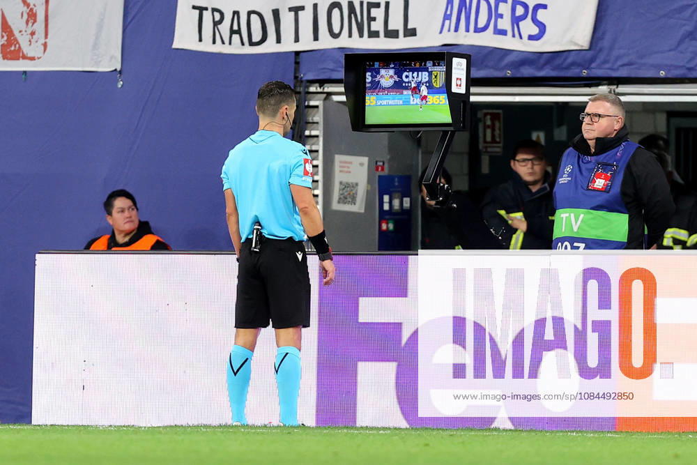 Fussball, UEFA Champions League, RB Leipzig - PSV Eindhoven, v.l. Schiedsrichter Referee Nicholas Walsh VAR Überprüfung Leipzig