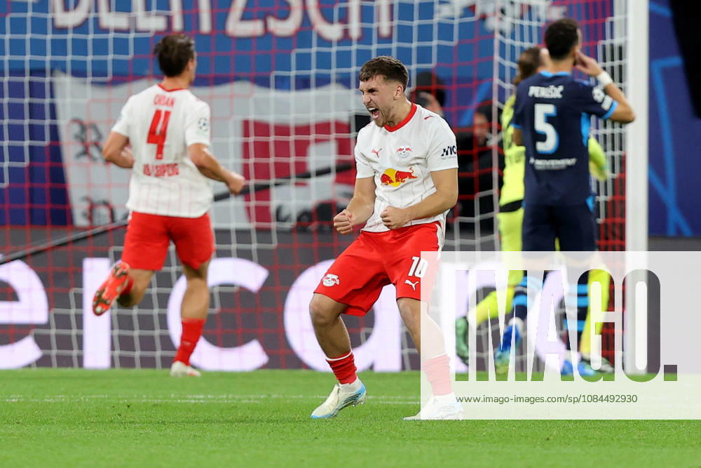 Fussball, UEFA Champions League, RB Leipzig - PSV Eindhoven, v.l. Brajan Gruda (RB Leipzig) jubelt nach dem gehaltenen Elfmeter Leipzig