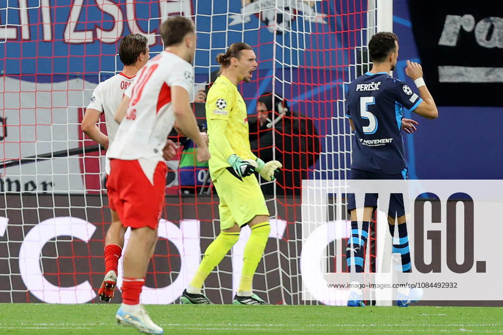 Fussball, UEFA Champions League, RB Leipzig - PSV Eindhoven, v.l. Maarten Vandevoordt (RB Leipzig) jubelt nach dem gehaltenen Elfmeter Leipzig