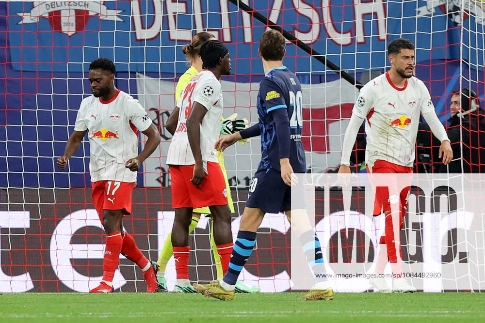 Fussball, UEFA Champions League, RB Leipzig - PSV Eindhoven, v.l. Maarten Vandevoordt (RB Leipzig) und Ivan Perisic (PSV Eindhoven) nach dem gehaltenen Elfmeter Leipzig